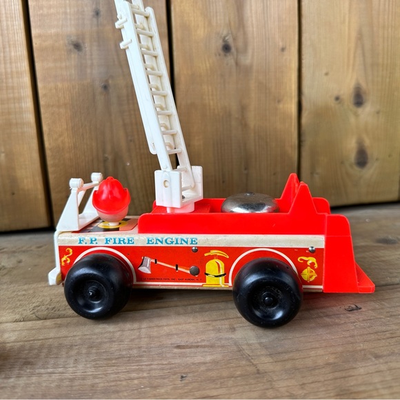 1968 Toy Fire Truck and little people wooden Fireman. - Picture 8 of 10